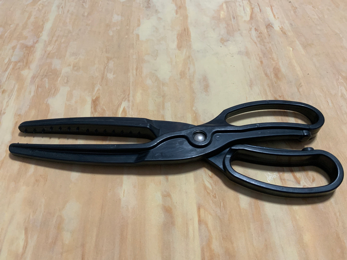 Generic grip scissor