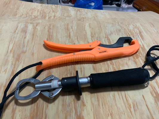 Generic fish lip gripper